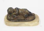 Escultura em petit  bronze representando Menino descansando com base em alabastro (base com bicados). Medidas 9 x 16 x 8 cm.