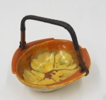 Cesta em cerâmica policromada com flor e alça em palha (com pequeno bicado). Medidas 5 x 14  x 14 cm.
