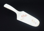 Antiga pá para bolo em porcelana com decoração floral . No estado (marcas do tempo) , comprimento 24 cm.