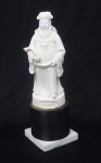 Estatueta de porcelana Blanc Chine , representando Dignatário sobre base de madeira revestida e mármore. Medida estatueta  24 cm.  total 33 cm.