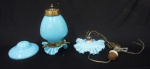 Lanterna de teto para 1 lâmpada em opalina azul turquesa , bordas onduladas e metal dourado. Alt. 23 cm.