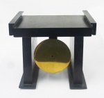 Base chinêsa em madeira preta com detalhe em metal dourado. Medidas 17 x 14 x 13 cm.