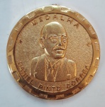 Medalha em metal dourado- Medalha Daniel Pinto Correa- Comenda concedida pela Associação Comercial e Empresarial de Juiz de Fora. 6 x6 cm.