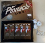 PINNACLE GOLD LS. Caixa de Bolas de Golfe contendo 13 bolas e 7 pinos.