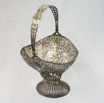 Grande cesta em metal espessurado a prata , vazada , decorada com flores , medalhões e volutas . Medidas 28 x 28 x 25 cm.