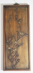 Placa em madeira com aplicações em metal com figuras de flores e pássaro em relevo , medindo 60 x 26 cm.