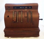 Antiga caixa registradora , base em madeira . No estado (não testada). Medidas 56 x 61 x 41 cm.