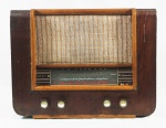 Antigo radio da marca Lancaster, modelo 523 V , caixa em madeira. No estado ( não testado, sem garantia). Medidas 38 x 48 x 22 cm.