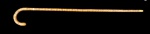 Bengala em junco com anel em ouro monogramado "MF" e ponteira em osso, medindo 90 cm.