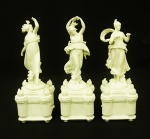 Imponente grupo escultórico em biscuit europeu , composto de : 3 estatuetas de figura de ninfas ( 1 com restauro no braço e na fita) . Alt. 26 cm cada.