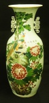 Grande vaso em porcelana chinesa ao gosto da Familia Rosa, decorado com flores e pássaros e ideogramas. Alt. 58 cm.