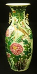 Grande vaso em porcelana chinesa ao gosto da Familia Rosa, decorado com flores e pássaros e ideogramas. Alt. 58 cm.