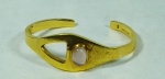 BURLE MARX (1909 - 1994) . Pulseira/ bracelete, em prata de lei com vermeil, banho de ouro 24k, decorada com quartzo rosa lapidação cabochon. Contrastada com marca do artista e teor da prata 950. Peso total 34.29 g