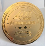 Grande medalha comemorativa em metal dourado, medindo 11 cm de diâmetro - Câmara Municipal de São Pedro da Aldeia - 400 anos de história - 1617 a 2017.