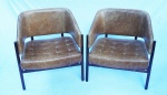 JORGE ZALSZUPIN (1922/2020) - Par de poltronas senior, estofada, assento em couro envelhecido, estrutura  em madeira de jacarandá, apliques de metal. Medindo 77 x 68 x 55 cm cada.