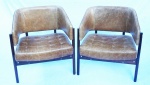 JORGE ZALSZUPIN (1922/2020) - Par de poltronas senior, estofada, assento em couro envelhecido, estrutura  em madeira de jacarandá, apliques de metal. Medindo 77 x 68 x 55 cm cada.