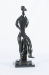 SONIA EBLING . "Figura Feminina". Escultura em bronze patinado,  base em mármore, medindo 54 cm de altura.  Assinada.