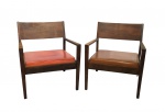 Par de poltronas anos 60, em madeira nobre e estofado. Assento e encosto no padrão tabelão. Medida, 73 x 64 x 61 cm.