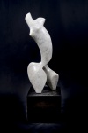 VERA TORRES (1962). Escultura em mármore, representando torso feminino, Peça única, medindo 59x20cm, base em mármore preto medindo 22x23cm.