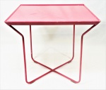 Mesa em ferro pintado na cor rosa, tampo em madeira com chapa de ferro. Possivelmente Palatnik. No estado . Medidas 55 x 60 x 60 cm.