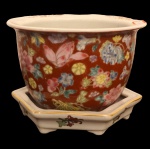 Vaso de porcelana chinesa policromado, acompanha pratinho. Altura total: 9 cm e diâmetro: 13 cm. RETIRADA NO APARTAMENTO EM IPANEMA, POR CONTA DO COMPRADOR E COM AGENDAMENTO PRÉVIO.