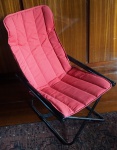Cadeira tipo diretor, estruturada em ferro. Assento estofado na cor vermelha. Medida: 92 X 56 X 67 cm. RETIRADA NO APARTAMENTO EM IPANEMA, POR CONTA DO COMPRADOR E COM AGENDAMENTO PRÉVIO.