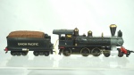 Lionel Union Pacific 3 escala HO- cor: preto- feito de metal- medindo 14 x 3,5 x 5 cm e 8,5 x 3,5 x 4,5cm.
