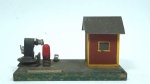 Gilbert- miniatura de casa com portão- cor: vermelho e amarelo- med 12,5 x 7 x 12 cm.