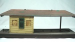 Lionel- miniatura de estação de trem automática 356- cor: bege e marrom- feito de plástico-  med 38 x 12 x 10 cm.  Telhado rachado.