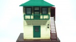 Lionel- miniatura de Switch Tower 445- cor: branca e verde- feito de plástico- med 16,5 x 13 x 21 cm.