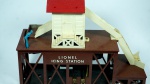 Lionel- miniatura de casa Icing Station 352- cor: marrom e branco- feito de plástico- med 28 x 10 x 21 cm.