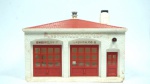 Plasticville- miniatura de casa plasticville fire dept- cor: branco e vermelho- feito de plástico- med 16,5 x 16,5 x 12 cm.