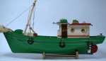 Barco pesqueiro- cor: verde, branco e marrom- feito de madeira e plástico- med 30 x 7 x 17 cm.