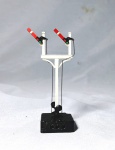 Hornby Dublo- miniatura de sinal- escala OO- cor: cinza- feito de metal e madeira- med 3,5 x 3,5 x 11 cm. Está na caixa.