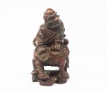 Escultura oriental em madeira de ébano, representando velho sábio. Alt: 16 cm