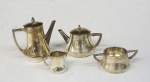Pequeno serviço de chá em metal prateado com contraste, sendo: 2 bules, leiteira e açucareiro. Pequeno formato