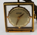 Relógio de suíço de bolso 17 rubis, marca Nucler De Luxe, plaqueado a ouro, med. aprox. 25 mm x 25 mm, case em couro. Peso total 13.35 g