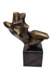 OXANA NAROZNIAK. (Alemanha, 1946). "Apsara". Escultura em bronze e base de granito. Assinada. Medidas : escultura  30 x 33 cm.      base 15 x 15 x 15 cm.