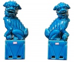 Par de cães de For em porcelana chinesa esmaltada na cor azul, marca da dinastia na base. med 34 cm. RETIRADA NO APTO DA LAGOA POR CONTA DO COMPRADOR E COM AGENDAMENTO
