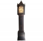 Relógio carrilhão em madeira nobre, acompanha pêndulo e 2 pesos. No estado (não testado). Medidas 245 x 50 x 27 cm.