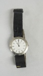 Relógio Bulgari Titanium dourado com pulseira em borracha.