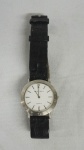 Relógio Bulgari em aço , fundo branco e pulseira em couro preto.