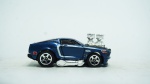 Hot Wheels- Mustang 1968, escala 1/64, branco e azul, modelo die-cast- med 7 x 3 cm.