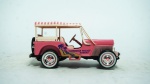 Edicola, Jeep Surrey, escala 1/43, rosa com toldo listrado, modelo metal die-cast- med 7,5 x 4 cm.