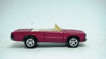 Johnny Lightning- GTO 209, escala 1/64, 1965, rosa, modelo metal die-cast, med 7 x 2 cm.