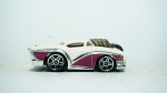 Hot Wheels- Two 2 Go, branco e rosa, modelo metal die-cast, med 5,5 x 3 cm.