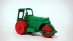Lesney- miniatura de cimento com rolador móvel e personagem Aveling Barford Road Roller- feito na Inglaterra- cor: verde e vermelho- modelo die-cast- med 6 x 2 cm.