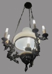 Lustre lampião para 7 lâmpadas em bronze e cúpulas em vidro leitoso opalinado. OBS: PARTE DE CIMA DA CÚPULA COM UM QUEBRADO. RETIRADA NA TIJUCA