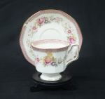 Xícara de coleção de porcelana inglesa "Queen's", decoração ao estilo chinês com pires e expositor em madeira.